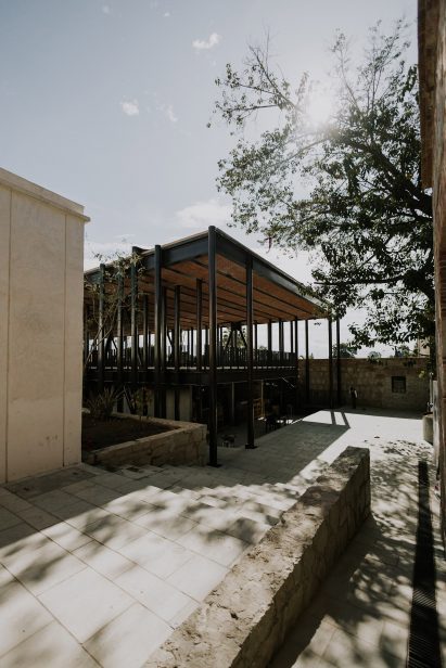 Steel-framed addition in an open courtyard space