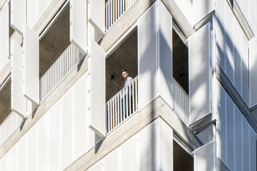 Screen cladding surrounding baloncies