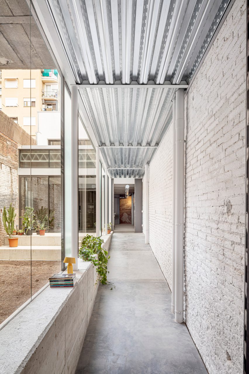 Remodelled Barcelona apartment with a glass extension by CRÜ