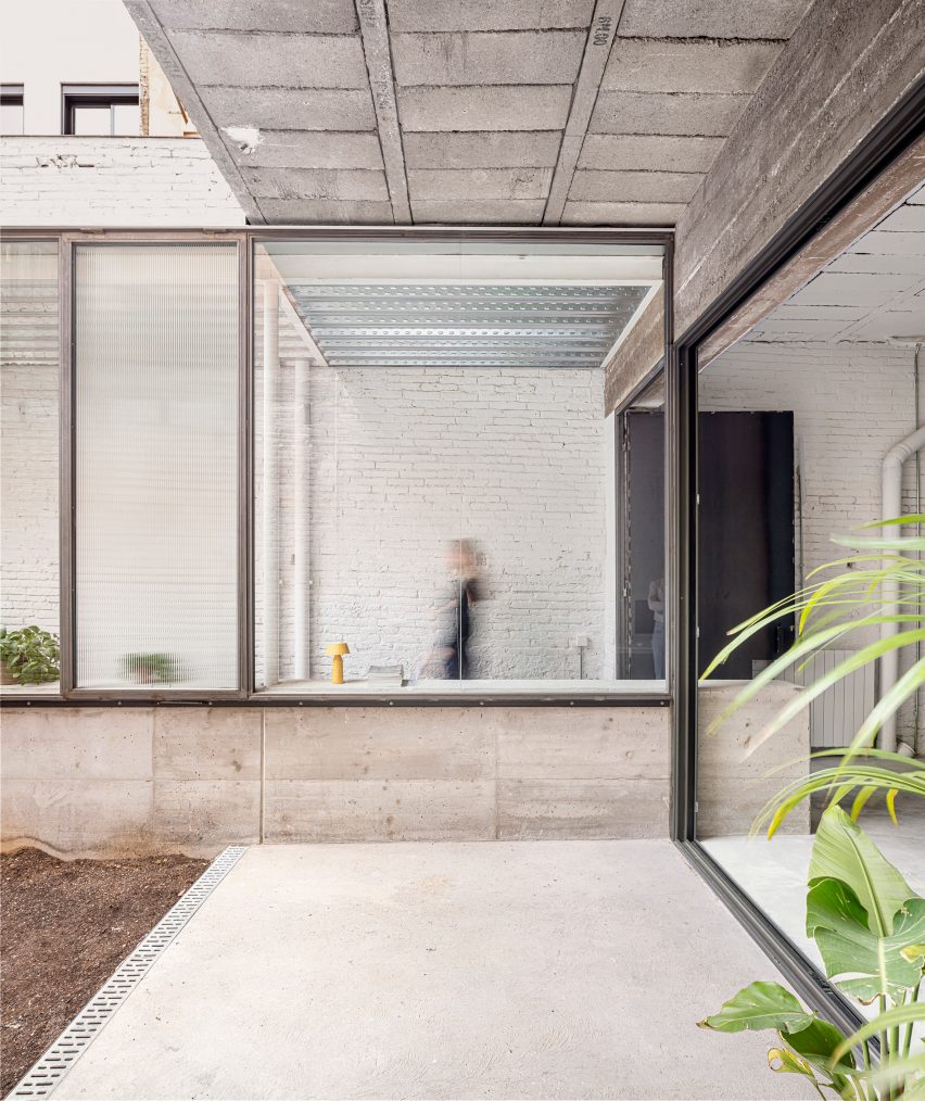 Remodelled Barcelona apartment with a glass extension by CRÜ