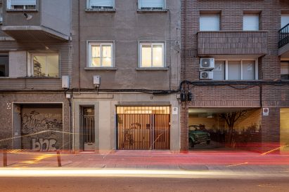 Exterior of a remodelled La Clara huose in Barcelona by CRÜ