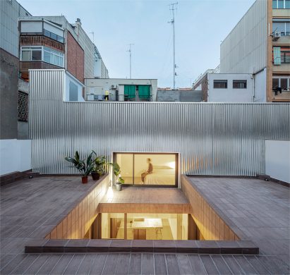 Metal-clad home with a tiled patio in Barcelona by CRÜ