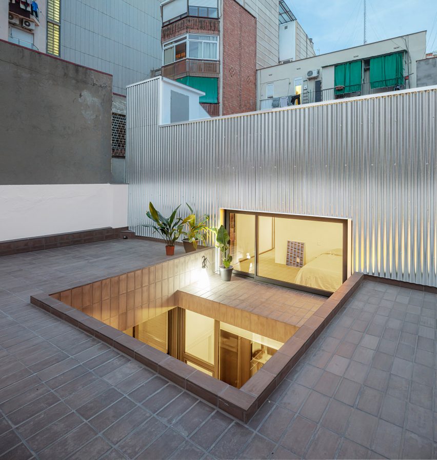 Outdoor courtyard by a metal-clad home in Barcelona