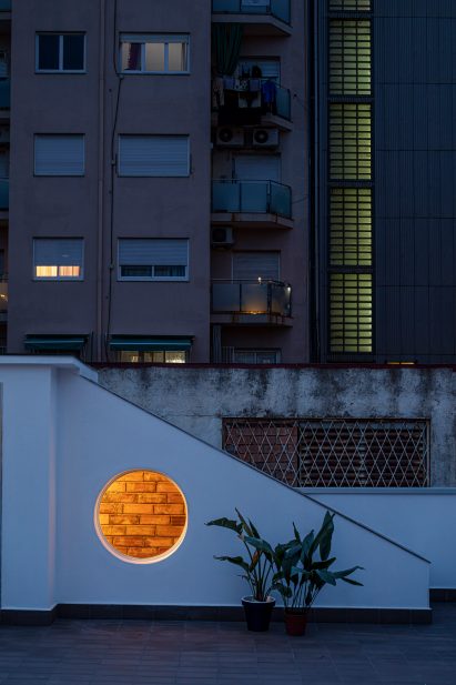 Exterior of a La Clara home in Barcelona by CRÜ