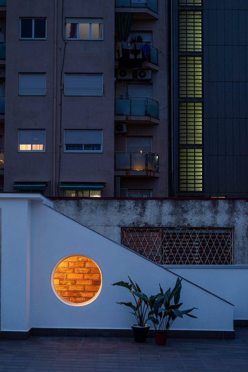 Exterior of a remodelled apartment in Barcelona by CRÜ