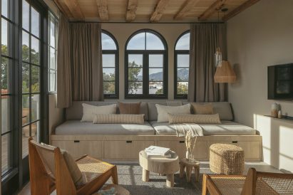 A living room with arched windows