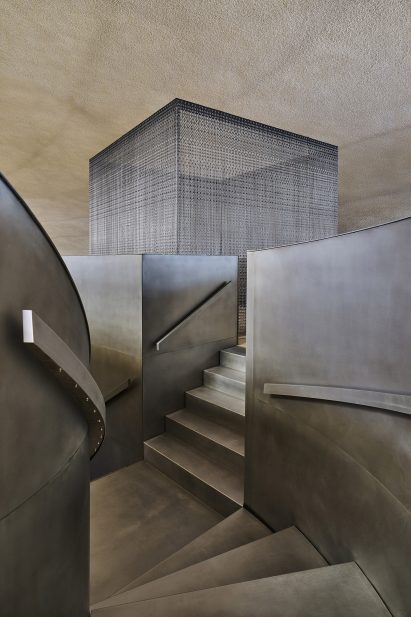 Chain-encased prayer room inside Abu Dhabi government office by Agata Kurzela Studio