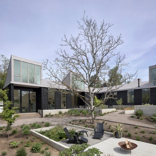 Courtyard of L-shaped modern house in Oregon
