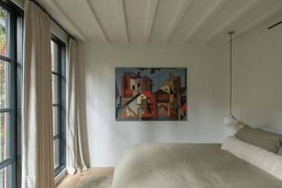 Bedroom with neutral-toned lime plaster walls