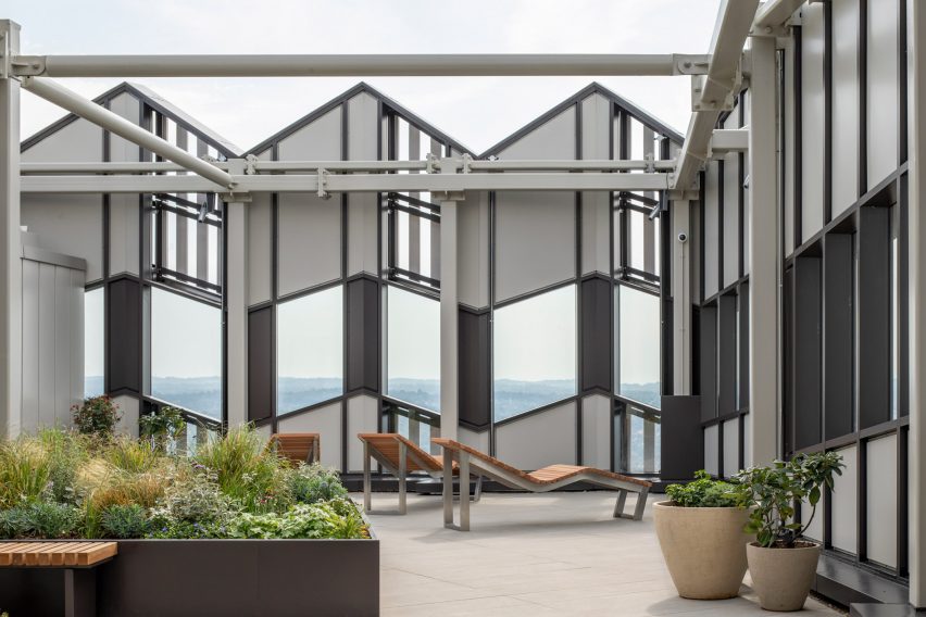 Roof terrace at College Road residential building by HTA Design