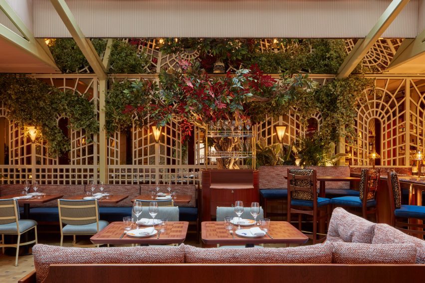 Lattice wallas in dining room
