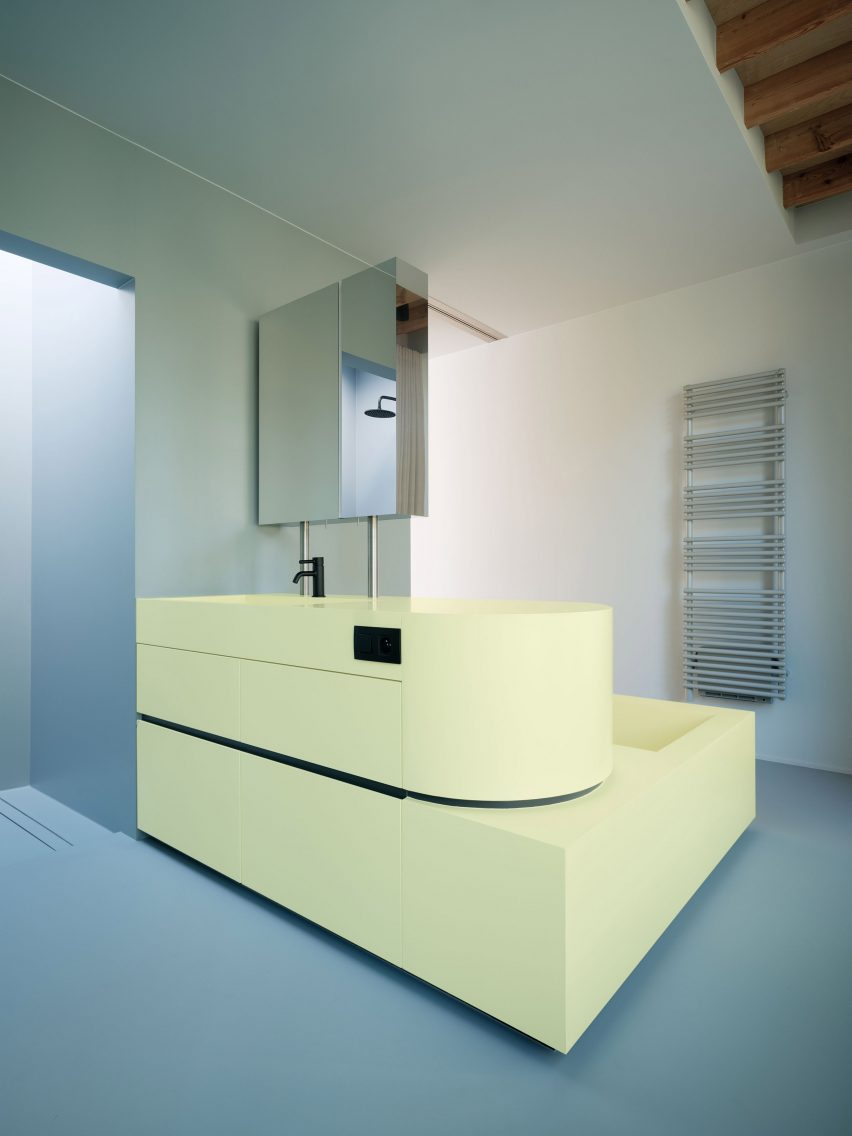 Bathroom interior at the BEEV home by ISM Architecten