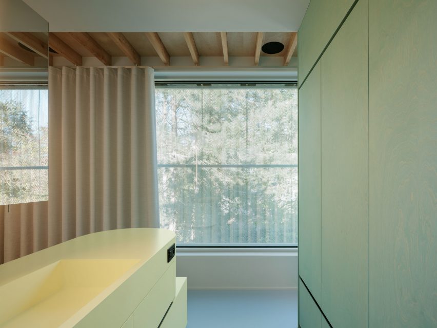 Bathroom interior at the BEEV home by ISM Architecten