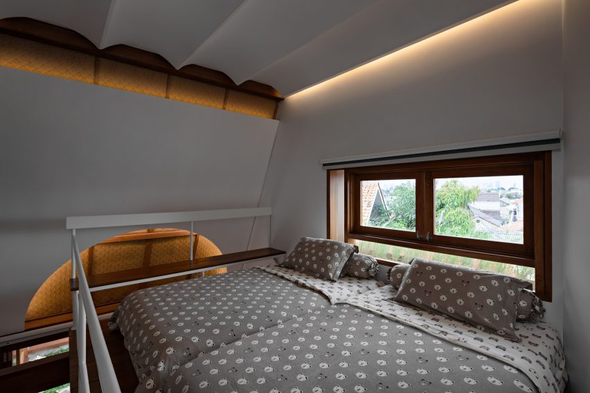 Bedroom at Distracted House by Ismail Solehudin Architecture