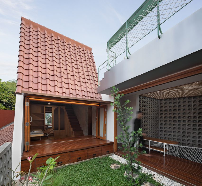 Outdoor terrace at Distracted House by Ismail Solehudin Architecture