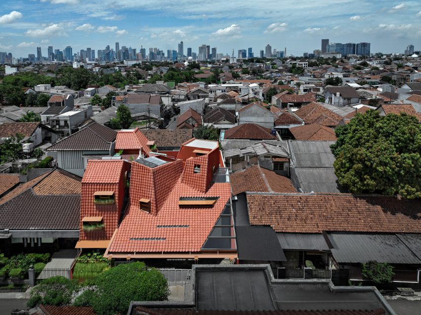 Distracted House in Jakarta by Ismail Solehudin Architecture