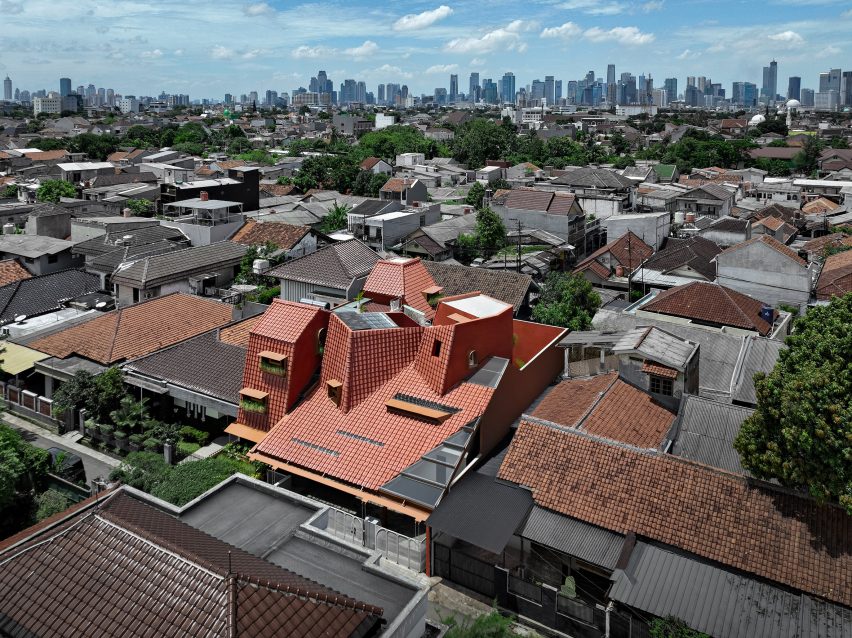 Distracted House in Jakarta by Ismail Solehudin Architecture