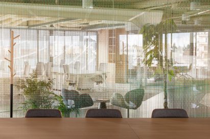 Meeting room lined with Kriskadecor metal chains