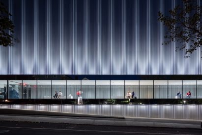 Aluminium facade and clear walkway