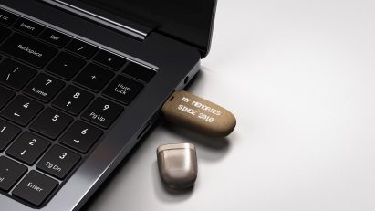 Eunsu Lee's Memory Capsule plugged into a laptop