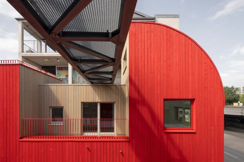 Red wood cladding on the Haus 2+ office building by Office Park Scheerbarth