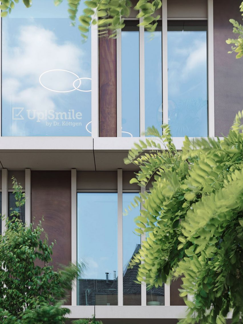 A facade with concrete elements and copper panels