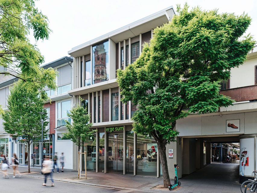 A facade with concrete elements and copper panels