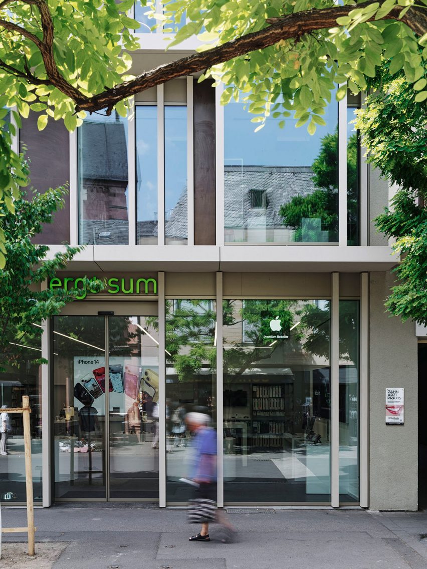 A facade with concrete elements and copper panels