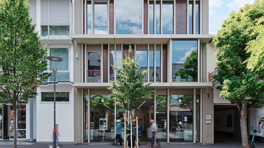A facade with concrete elements and copper panels