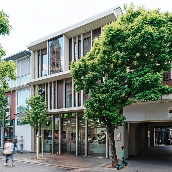 A facade with concrete elements and copper panels