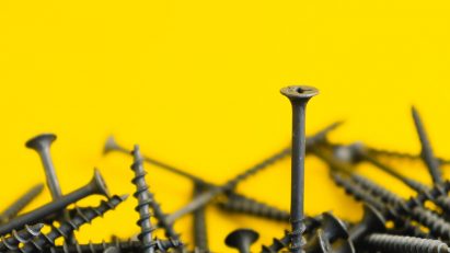 A pile of screws