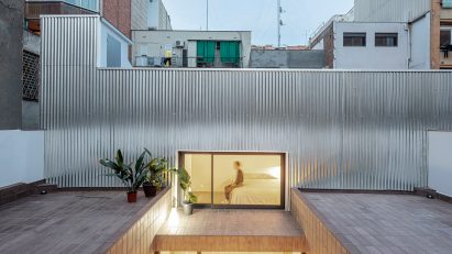 Metal-clad home with a tiled patio in Barcelona by CRÜ