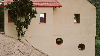 Home informed by brutalism in Porto by Atelier Local