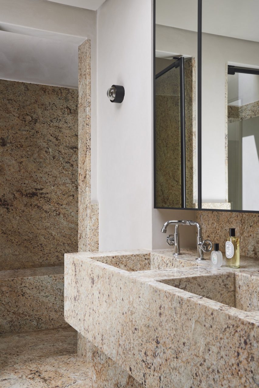 Bathroom interior of Tembo Tembo lodge by Studio Asai