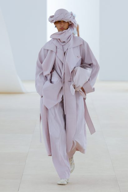 Fluid clothes at Paris Fashion Week show