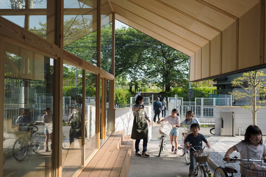 Children arriving on bikes to visit Yukawa Design Lab's library