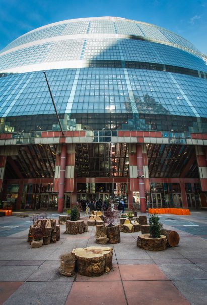Log seating outside of the the Thompson Center Chicago