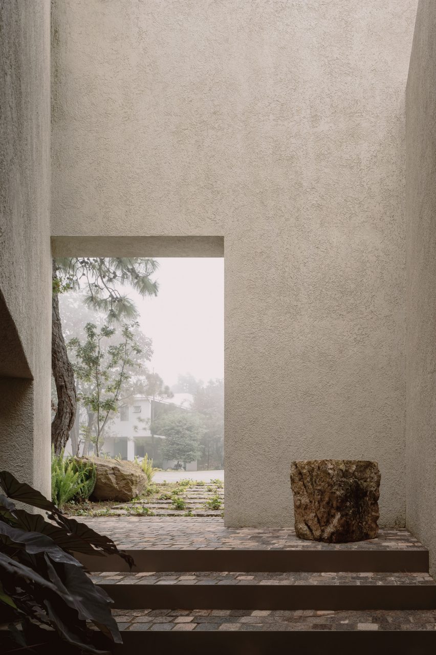 Walled outdoor space at Casa Cielo by COA Arquitectura