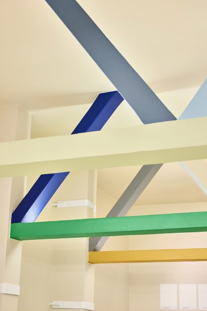 Colourful beams