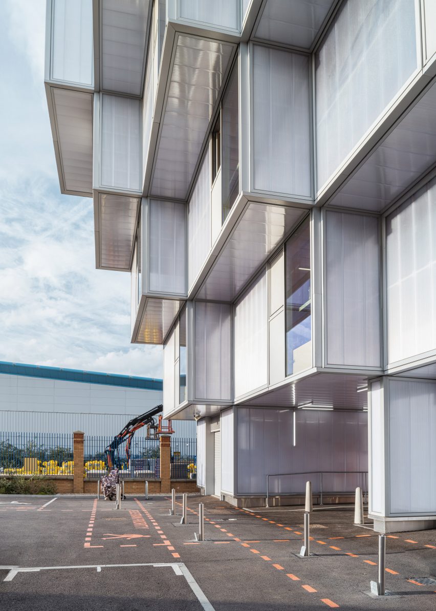 Cantilevering industrial unit in London by dRMM