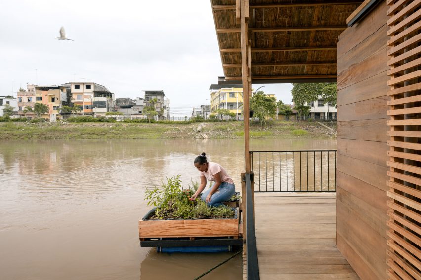 Floating house by Natura Futura and Juan Carlos Bamba