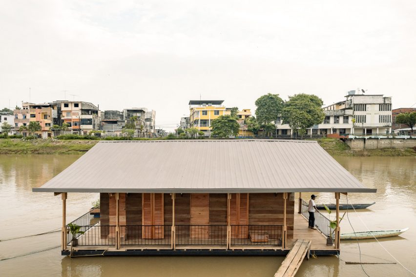 Floating house by Natura Futura and Juan Carlos Bamba