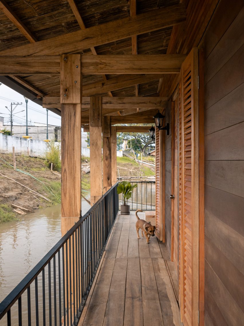 Floating house by Natura Futura and Juan Carlos Bamba