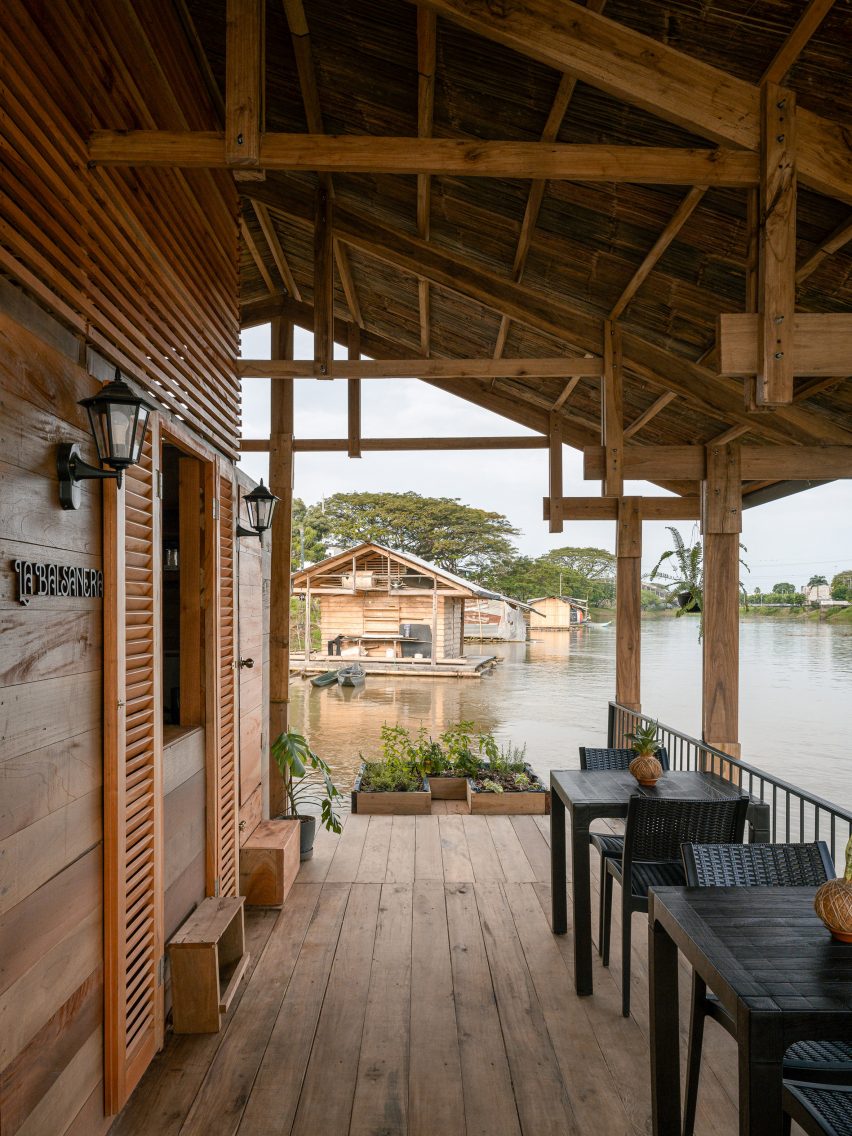 Floating house by Natura Futura and Juan Carlos Bamba