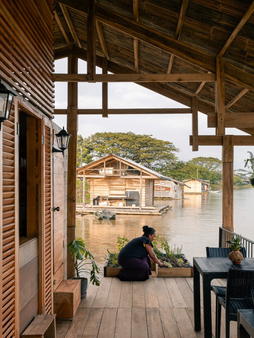 Floating house by Natura Futura and Juan Carlos Bamba