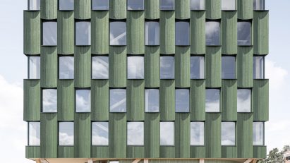 Green timber clad office in Norway by Oslotre
