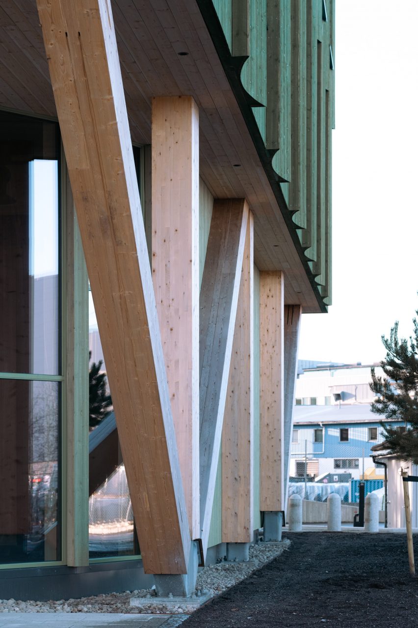 Green timber clad office in Norway by Oslotre
