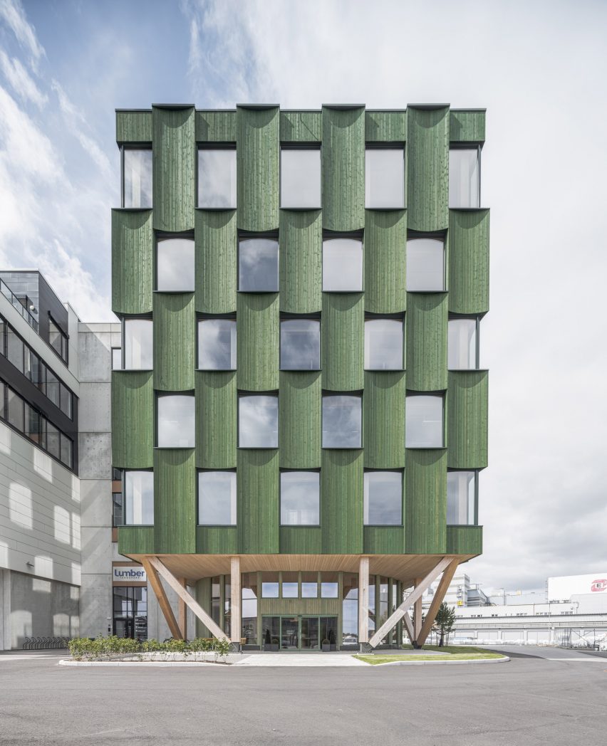 Green timber clad office in Norway by Oslotre
