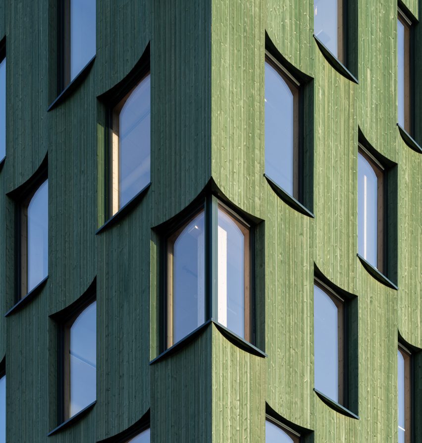 Green timber clad office in Norway by Oslotre