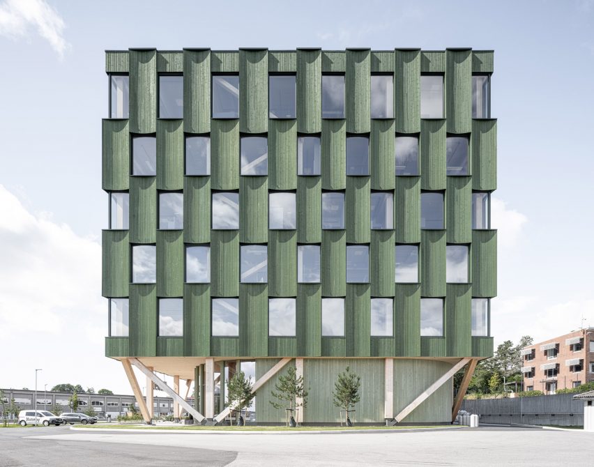 Green timber clad office in Norway by Oslotre